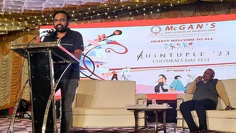 உதகையில் நடந்த கல்லூரி நிகழ்ச்சியில் பேசும் இயக்குநர் கரு.பழனியப்பன்