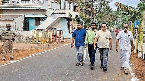 விழா நடந்த இடத்துக்கு நடந்து சென்ற மத்திய தொல்லியல்  கண்காணிப்பாளர் அமர்நாத் ராமகிருஷ்ணன்.