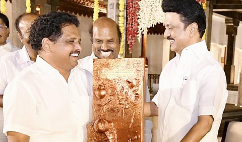 கீழடி அருங்காட்சியகத் திறப்பு விழாவில் தமிழக முதல்வருடன் மதுரை எம்.பி சு.வெங்கடேசன்