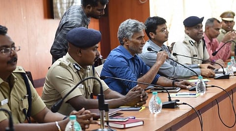 கோவை  ஆட்சியர் அலுவலகத்தில்  நடந்த ஆய்வுக் கூட்டத்தில் கலந்துகொண்ட பிஹார் மாநில அரசு உயரதிகாரிகள் |  படங்கள்: ஜெ.மனோகரன்