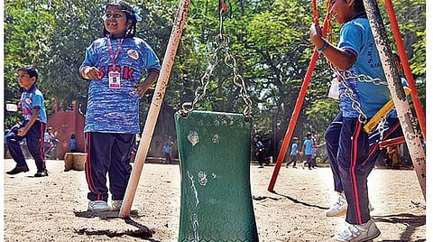 புதுச்சேரி பாரதிபூங்காவில் சிறுவர்கள் விளையாடும்  ஊஞ்சல் உடைந்து தொங்குகிறது. அடுத்தபடம்: சீசாவில் அமரும் இடத்தில் இருக்கைகள் இன்றி காணப்படுகிறது.  கடைசி படம்: கடற்கரை சாலையில் உள்ள உடற்பயிற்சி கருவிகள்  சேதமடைந்து காணப்படுகிறது.படங்கள்: எம்.சாம்ராஜ்.