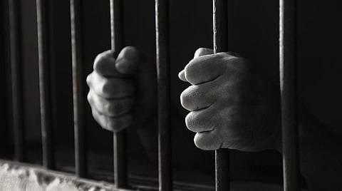 கரூர் | வீட்டு வரி நிர்ணயத்திற்கு லஞ்சம் - மாநகராட்சி வருவாய் உதவியாளர், உடந்தையாக இருந்த டீக்கடைகாரர் கைது