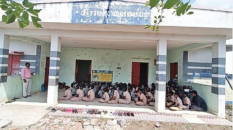 எரப்பாவூரில், கிராம சேவை மையக் கட்டிடத்தில் அமர்ந்து பயிலும் மாணவர்கள்.