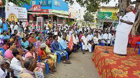 திருவண்ணாமலை அடுத்த தீபம் நகரில் இனாம்காரியந்தல் சுங்கச் சாவடியை அகற்ற வலியுறுத்தி நடைபெற்ற கண்டன ஆர்ப்பாட்டத்தில் மார்க்சிஸ்ட் கம்யூனிஸ்ட் மாநில செயலாளர் கே.பாலகிருஷ்ணன். படம் - இரா.தினேஷ்குமார்.