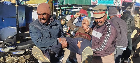 உதகையில் ஆளுநரை கண்டித்து ஆர்ப்பாட்டம் - சிபிஎம் உள்ளிட்ட கட்சிகளைச் சேர்ந்த 16 பேர் கைது