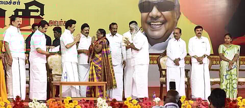 கோவையில்  நடந்த மாற்றுக்கட்சியினர் திமுகவில் இணையும் விழாவில், கட்சியில் இணைந்தவர்களுக்கு சால்வை அணிவித்து வரவேற்ற முதல்வர் மு.க.ஸ்டாலின். அருகில் அமைச்சர்கள் உள்ளிட்டோர் உள்ளனர்.   படம் : ஜெ.மனோகரன்.