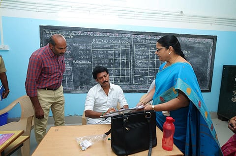 சென்னையில் உள்ள தேர்வு மைய கட்டுப்பாட்டு மையத்தினை ஆய்வு செய்யும் அமைச்சர் அன்பில் மகேஷ்