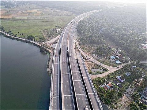 கர்நாடக மாநிலம் பெங்களூரு - மைசூரு இடையே அமைக்கப்பட்டுள்ள 118 கி.மீ. தூர நெடுஞ்சாலை. இத்திட்டத்தை பிரதமர் நரேந்திர மோடி இன்று நாட்டுக்கு அர்ப்பணிக்க உள்ளார். படம்: கே.முரளிக்குமார்
