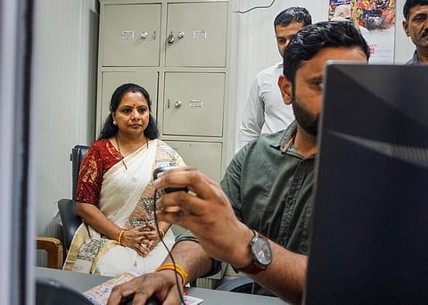 டெல்லி மதுபானக் கொள்கை ஊழல் தொடர்பாக தெலங்கானா முதல்வர் சந்திரசேகர ராவ் மகள் கவிதாவிடம் டெல்லியில் அமலாக்கத் துறை அதிகாரிகள் நேற்று விசாரணை நடத்தினர். முன்னதாக விசாரணைக்கு தயாராகும் கவிதா. படம்: பிடிஐ