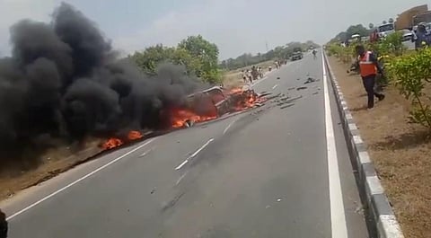 உளுந்தூர்பேட்டை அருகே தீ விபத்துக்குள்ளான கார்: 4 பேர் காயங்களுடன் மீட்பு