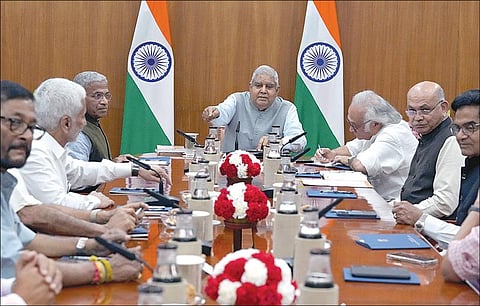 நாடாளுமன்ற பட்ஜெட் கூட்டத்தொடரின் 2-வது அமர்வு இன்று தொடங்குகிறது. இதையடுத்து, குடியரசு துணைத்தலைவரும் மாநிலங்களவைத் தலைவருமான ஜெகதீப் தன்கர் தலைமையில் நேற்று அனைத்துக் கட்சி கூட்டம் நடைபெற்றது. படம்: பிடிஐ