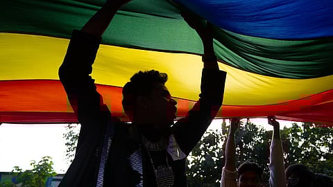 தன்பாலின திருமணத்துக்கு கடும் எதிர்ப்பு - உச்ச நீதிமன்றத்தில் மத்திய அரசு பதில் மனு தாக்கல்