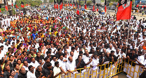 போராட்டத்தில் ஈடுபட்ட அதிமுகவினர்