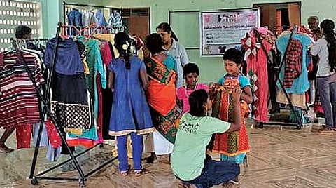 கோவை ஆத்துப்பொள்ளாச்சியில் அமைக்கப்பட்ட, பயன்படுத்தப்பட்ட ஆடைகள் விநியோக நிலையத்தில் ஆடைகளை எடுத்துச்சென்ற பெண்கள், குழந்தைகள்.