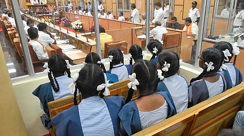 புதுச்சேரி சட்டப்பேரவையில் நடைபெறும் பட்ஜெட் கூட்டத் தொடரை நேற்று பார்வையிட்ட திருவள்ளுவர் அரசுப் பள்ளி மாணவிகள். படம்: எம்.சாம்ராஜ