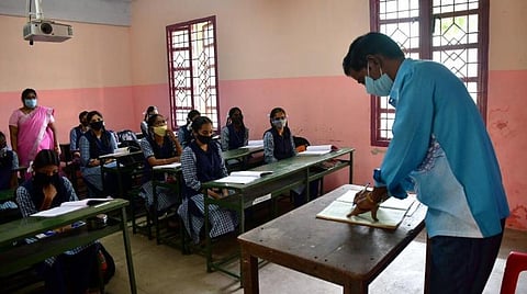 முதுகலை ஆசிரியர் பதவி உயர்வுக்கு பட்டியல் தயாரிக்க வேண்டும் - முதன்மை கல்வி அதிகாரிக்கு உத்தரவு