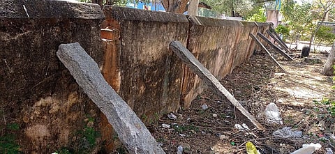 ஓசூர் அடுத்த தேன்கனிக்கோட்டையில் உள்ள அரசு ஆண்கள் மேல்நிலைப் பள்ளியின் சுற்று சுவர் இடிந்து விழும் நிலையில உள்ளதை, கற்கலை கொண்டு தடுத்து நிறுத்தி உள்ளனர்