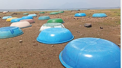 மீன்பிடித் தொழில் தற்காலிகமாக நிறுத்தப்பட்டதால் வைகை
அணையின் கரைகளில் நிறுத்தி வைக்கப்பட்டுள்ள பரிசல்கள்.