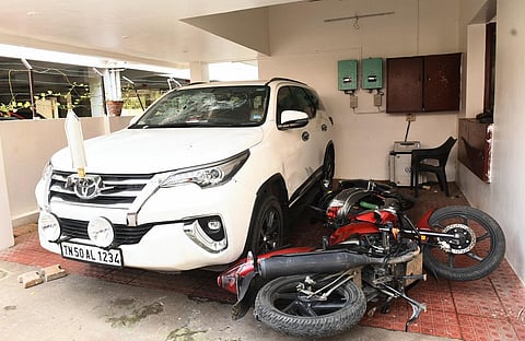 திருச்சி சிவா எம்.பி., வீட்டில் நேற்று அமைச்சர் கே.என். நேருவின் ஆதரவாளர்கள் தாக்குதலில் உடைந்த கார் மற்றும் இருசக்கர வாகனங்கள் மின்விளக்குகள் - படம்.ஜி.ஞானவேல் முருகன்