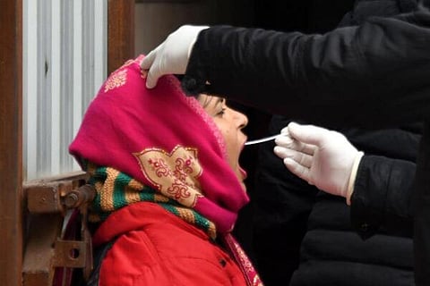 மீண்டும் அதிகரிக்கும் தொற்று | இந்தியாவில் ஒரே நாளில் 796 பேருக்கு கரோனா தொற்று