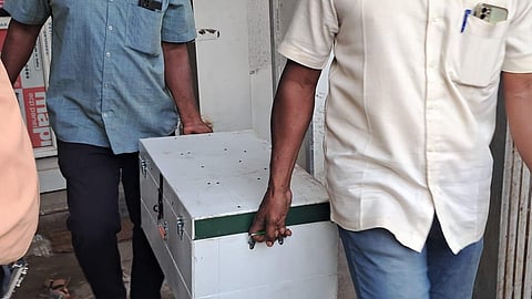 கும்பகோணம் ஹெலிகாப்டர் சகோதரர்களின் வங்கிக் கணக்குகள் ஆய்வு - பெட்டி நிறைய ஆவணங்களை எடுத்துச் சென்ற போலீஸார்