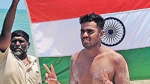 பாக் ஜலசந்தியை குறைந்த நேரத்தில் நீந்தி புனே கல்லூரி மாணவர் சாதனை