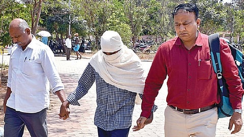 தஞ்சாவூர் போக்சோ சிறப்பு நீதிமன்றத்துக்கு நேற்று சிபிஐ அதிகாரி களால் அழைத்து வரப்பட்ட விக்டர் ஜேம்ஸ் ராஜா.