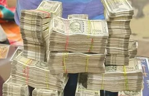 புதுச்சேரியில் சாலையோரம் கிடந்த ரூ.49 லட்சத்தை போலீஸார் கைப்பற்றினர்