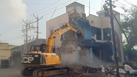 தி.மலையில் கோயில் நிலத்தை ஆக்கிரமித்து பாஜக நிர்வாகி கட்டியிருந்த வீடு பொக்லைன் இயந்திரம் மூலம் அகற்றப்பட்டது.