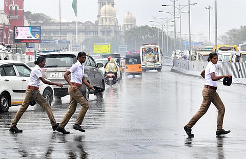 தமிழகத்தில் 4 நாள் மழை நீடிக்கும் - வானிலை ஆய்வு மையம் தகவல்