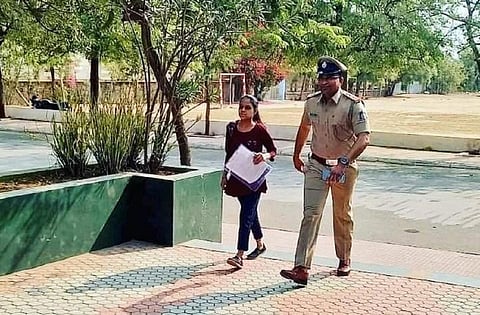 மாணவியை தேர்வு மையம் அழைத்து செல்லும் காவலர்