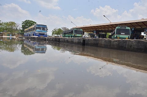 மழையால் கால்வாய் உடைப்பு: மதுரை மாட்டுத் தாவணி பேருந்து நிலையத்தை சூழ்ந்த கழிவுநீரால் பயணிகள் அவதி