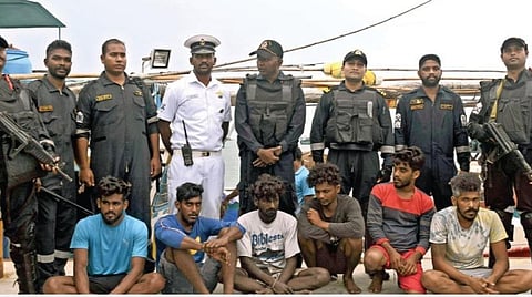 இந்திய கடல் எல்லைக்குள் அத்துமீறி நுழைந்து மீன்பிடித்ததாக கைது செய்யப்பட்ட இலங்கை மீனவர்கள் 6 பேரையும், இந்திய கடலோர காவல் படையினர், தருவைகுளம் கடலோர பாதுகாப்பு குழும போலீஸாரிடம் ஒப்படைத்தனர். படம்: என்.ராஜேஷ்