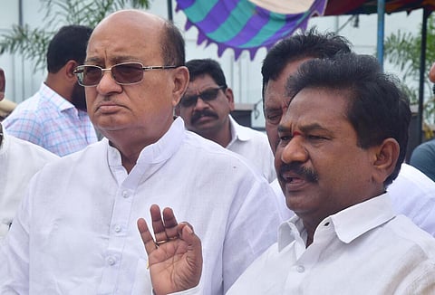 ஆந்திர பிரதேச சட்டப்பேரவையில் தெலுங்கு தேசம் எம்எல்ஏக்கள் 2 பேர் மீது தாக்குதல்