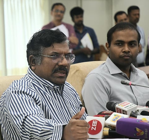 தமிழக பட்ஜெட் தொடர்பாக, சென்னை தலைமை செயலகத்தில் உள்ள நாமக்கல் கவிஞர் மாளிகையில் செய்தியாளர்களைச் சந்தித்த   நிதித் துறை செயலாளர் ந.முருகானந்தம்.படம்: ம.பிரபு