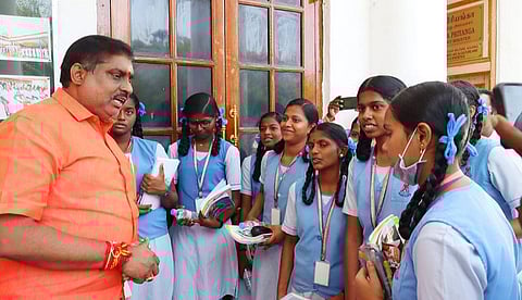 “புதுச்சேரியில் கழிவுநீர் கால்வாய்களை மூட முடியாதா? - அமைச்சரிடம் கேள்வி கேட்ட மாணவி