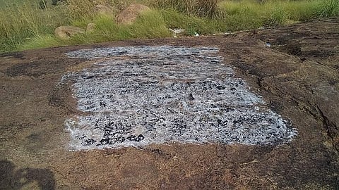 மதுரை மாவட்டம் பேரையூரில் மேலப்பரங்கிரி மலை என்னும் மொட்டமலையிலுள்ள சிவன் கோயில் பின்புறமுள்ள பாறை கல்வெட்டு