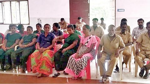 உடன்குடி பேரூராட்சியில் தூய்மைப் பணியாளர்கள் உள்ளிருப்பு போராட்டம் நடத்தினர்.