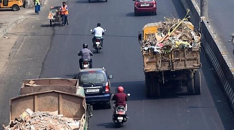 சென்னையில் `மட்கார்டு' இன்றி இயக்கப்படும் குப்பை லாரிகள்: மழைக் காலங்களில் கழிவுநீரை வாரி இறைப்பதால் மக்கள் அவதி