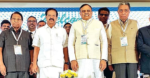 இந்தியாவுக்கான கல்வி மேம்பாட்டு சங்கம் சார்பில் சென்னையில் நேற்று நடைபெற்ற உயர்கல்வி தொடர்பான கருத்தரங்கில் பங்கேற்ற உயர்கல்வித் துறை அமைச்சர் க.பொன்முடி, அகில இந்திய தொழில்நுட்பக் கல்வி கவுன்சில் தலைவர் டி.ஜி.சீதாராம், விஐடி வேந்தர் ஜி.விஸ்வநாதன் உள்ளிட்டோர். படம்: ச.கார்த்திகேயன்