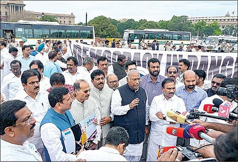 கிரிமினல் அவதூறு வழக்கில் ராகுல் காந்திக்கு சிறை தண்டனை விதிக்கப்பட்டதற்கு எதிர்ப்பு தெரிவித்தும், அதானி-ஹிண்டன்பர்க் விவகாரத்தில் நாடாளுமன்ற கூட்டுக் குழு விசாரணை கோரியும் டெல்லி விஜய் செளக் பகுதியில் நேற்று பேரணியாக சென்ற எதிர்க்கட்சி எம்பி.க்கள். அப்போது, காங்கிரஸ் கட்சியின் தலைவர் மல்லிகார்ஜூன கார்கே செய்தியாளர்களை சந்தித்து தங்களது கோரிக்கைகள் குறித்து விளக்கினார். படம்: பிடிஐ