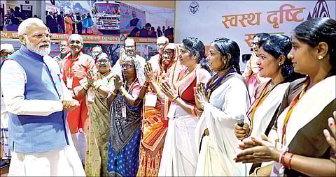 உத்தரபிரதேச மாநிலம் வாரணாசியில் நேற்று நடைபெற்ற நிகழ்ச்சியில் பல்வேறு நலத்திட்டங்களுக்கு பிரதமர் மோடி அடிக்கல் நாட்டினார். அப்போது நலத்திட்டத்தில் உதவி பெற்ற பயனாளிகளுடன் பிரதமர் மோடி கலந்துரையாடினார். படம்: பிடிஐ