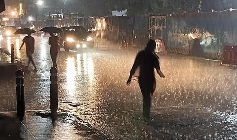 தமிழ்நாடு, புதுச்சேரி பகுதிகளில் பலத்த காற்றுடன் இன்று மழைக்கு வாய்ப்பு