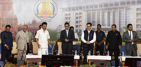 மதுரையில் நடைபெற்ற ரூ.166 கோடியில் கூடுதல் நீதிமன்றக் கட்டிடங்கள் அமைப்பதற்கான அடிக்கல் நாட்டு விழாவில் பங்கேற்ற முதல்வர் ஸ்டாலின், உச்ச நீதிமன்ற தலைமை நீதிபதி டி.ஒய். சந்திரசூட், மத்திய சட்ட அமைச்சர் கிரண் ரிஜிஜு மற்றும் நீதிபதிகள், அமைச்சர்கள். படம்: எஸ்.கிருஷ்ணமூர்த்தி