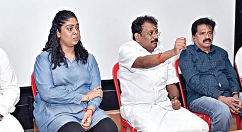 ﻿சென்னை ஆழ்வார்பேட்டையில் உள்ள மக்கள் நீதி மய்யம் தலைமை யகத்தில் கட்சியின் பொதுச்செயலாளர் ஆ.அருணாச்சலம் தலைமையில் நாடாளுமன்ற தேர்தல் தொடர்பாக 16 மாவட்டச் செயலாளர்களுடன் நேற்று ஆலோசனை நடத்தப்பட்டது. உடன் கட்சியின் துணைத் தலைவர் ஆர்.தங்கவேலு, மாநிலச் செயலாளர் சிவ.இளங்கோ உள்ளிட்டோர்.