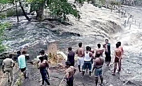 கும்பக்கரை அருவியில் ஏற்பட்ட திடீர் வெள்ளத்தால் கரைக்கு திரும்ப முடியாமல் மறுகரையில் சிக்கிய சுற்றுலாப் பயணிகள்.