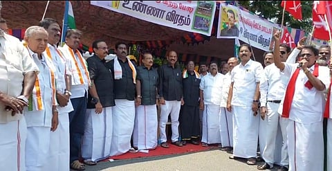 உண்ணாவிரத போராட்டத்தில் புதுவை காங்கிரஸார்