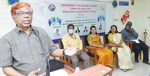 வேலூர் அரசு சட்டக் கல்லூரியில் நடைபெற்ற கருத்தரங்கில் கலந்து கொண்டு பேசும் உயர் நீதிமன்ற முன்னாள் நீதிபதி கே.சந்துரு. அருகில், கல்லூரி முதல்வர் முனைவர் ஜி.ஜெயகெளரி உள்ளிட்டோர். படம்: வி.எம்.மணிநாதன்.