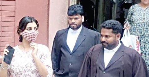 நீதிமன்றத்தில் ஆஜரான நடிகை யாஷிகா ஆனந்த்.