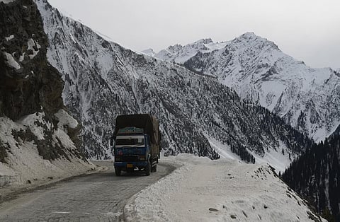 லே பகுதியில் 3 சாலையும் முன்கூட்டியே திறப்பு - சீன எல்லையில் 37 சாலைகள் அமைக்க மத்திய அரசு திட்டம்